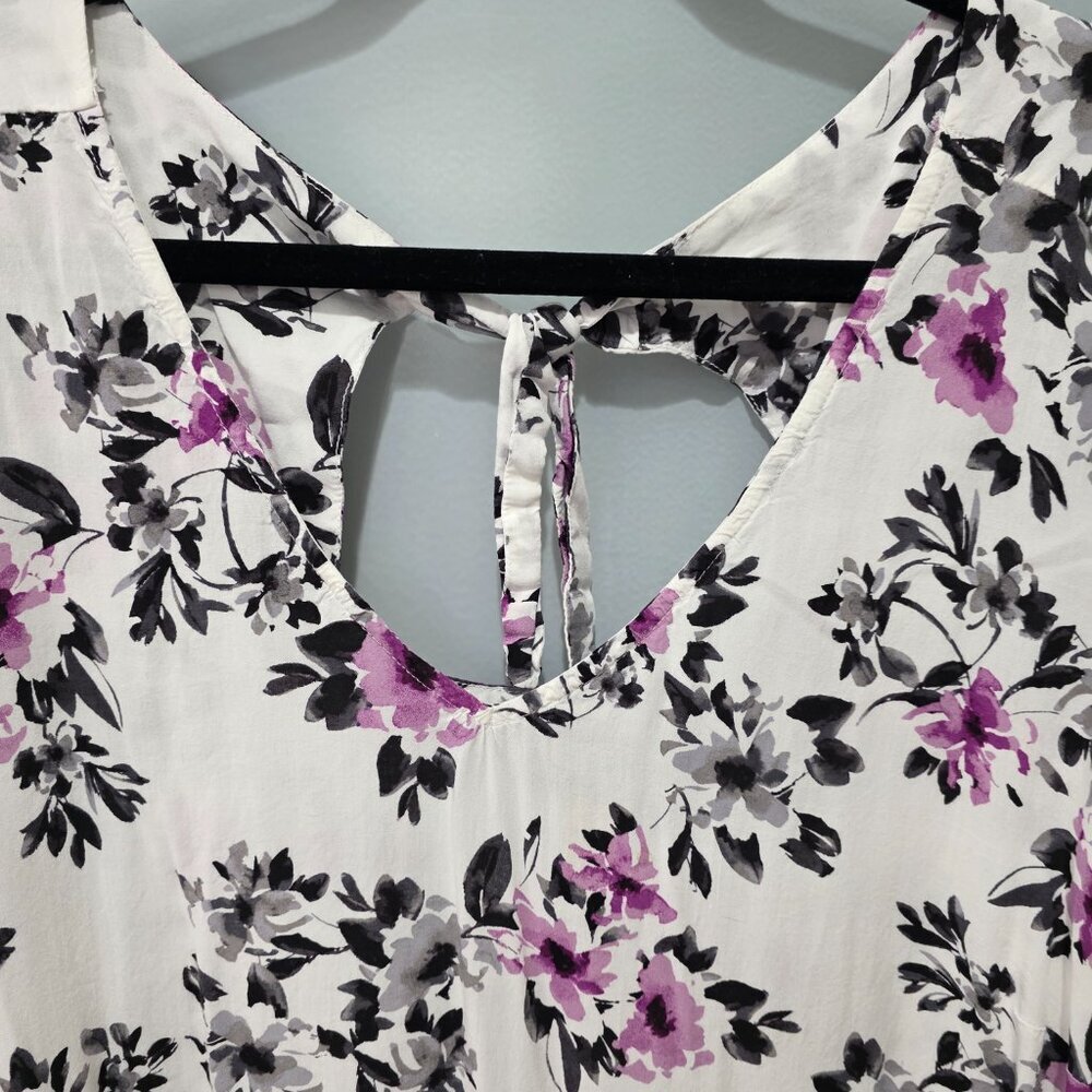 Torrid White Floral Flutter Sleeve Blouse – Size 2 Plus – Tie Back Detail Top - Picture 2 of 7